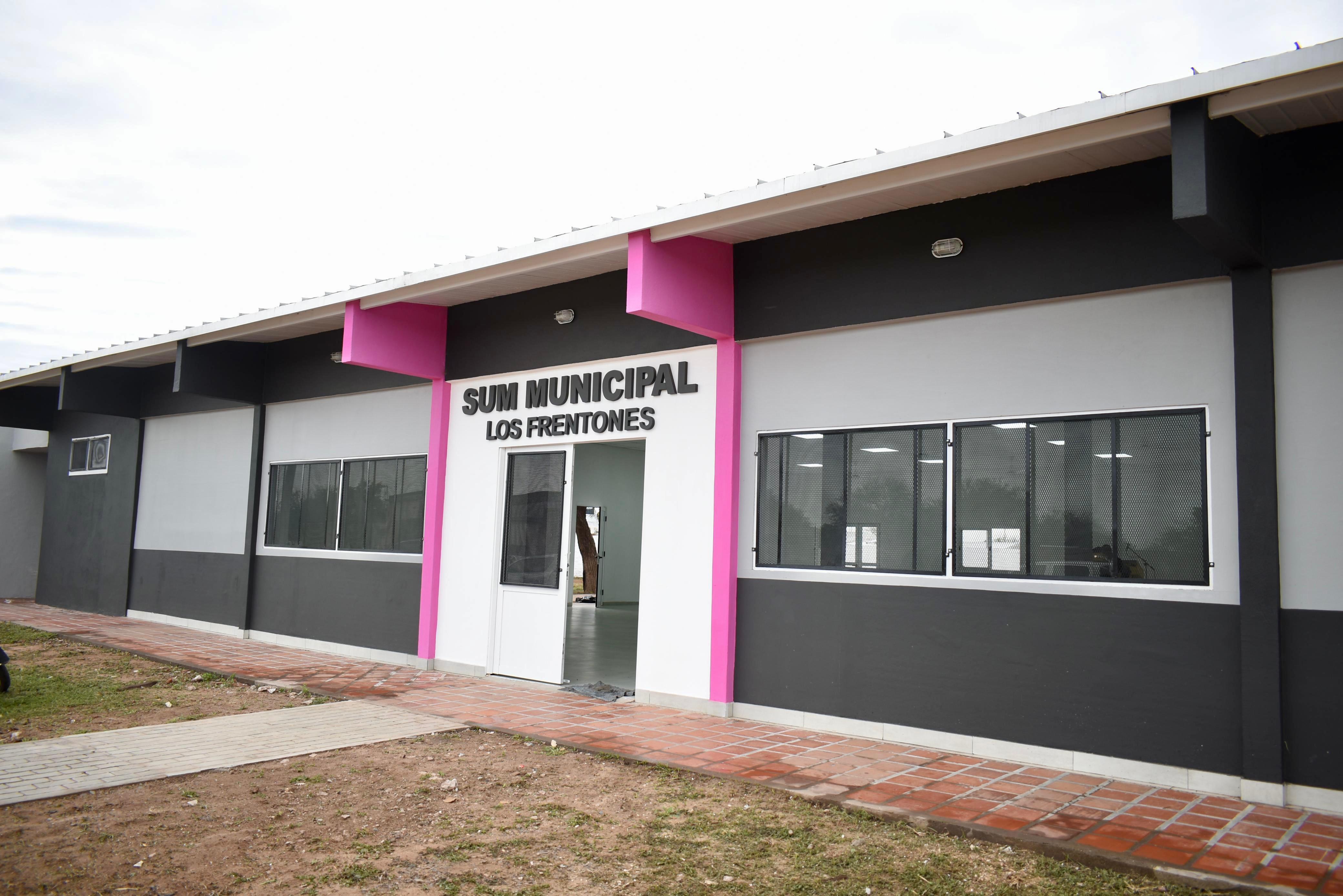 *LOS FRENTONES: EL GOBERNADOR ZDERO INAUGURÓ LA AMPLIACIÓN Y REFACCIÓN INTEGRAL DEL SUM MUNICIPAL*