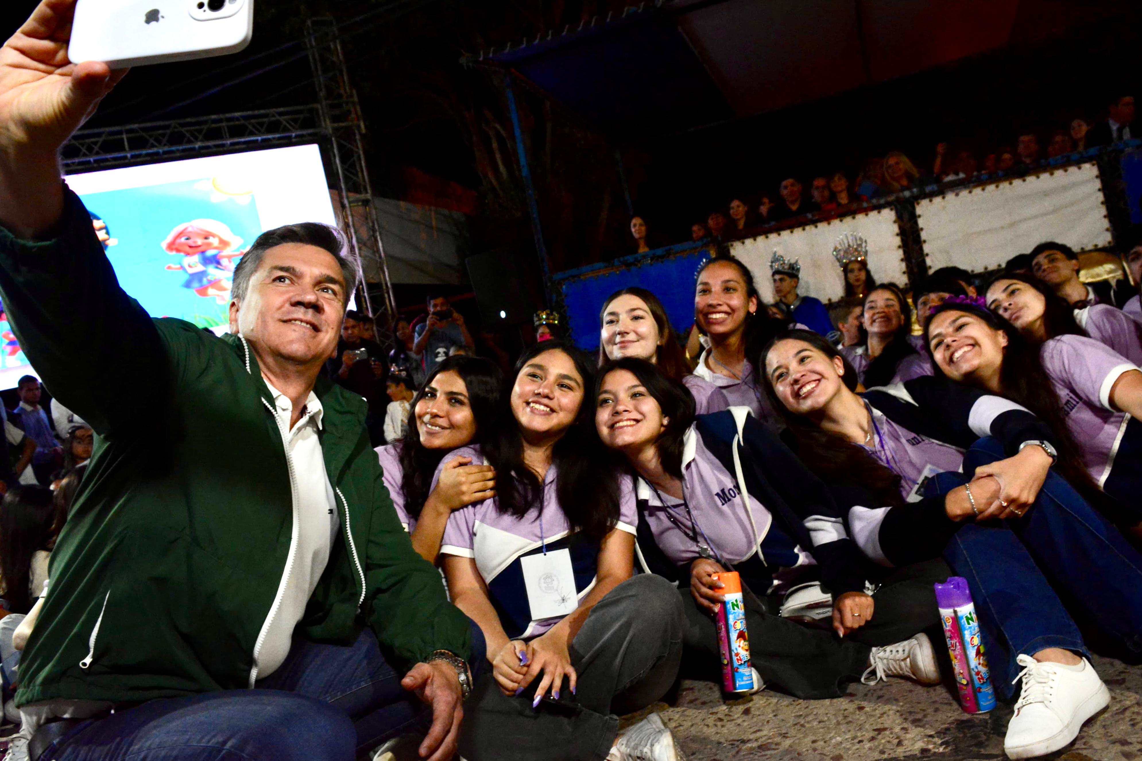 LAS BREÑAS: EL GOBERNADOR ZDERO ACOMPAÑÓ EL DESFILE PROVINCIAL DE CARROZAS DE LOS ESTUDIANTES