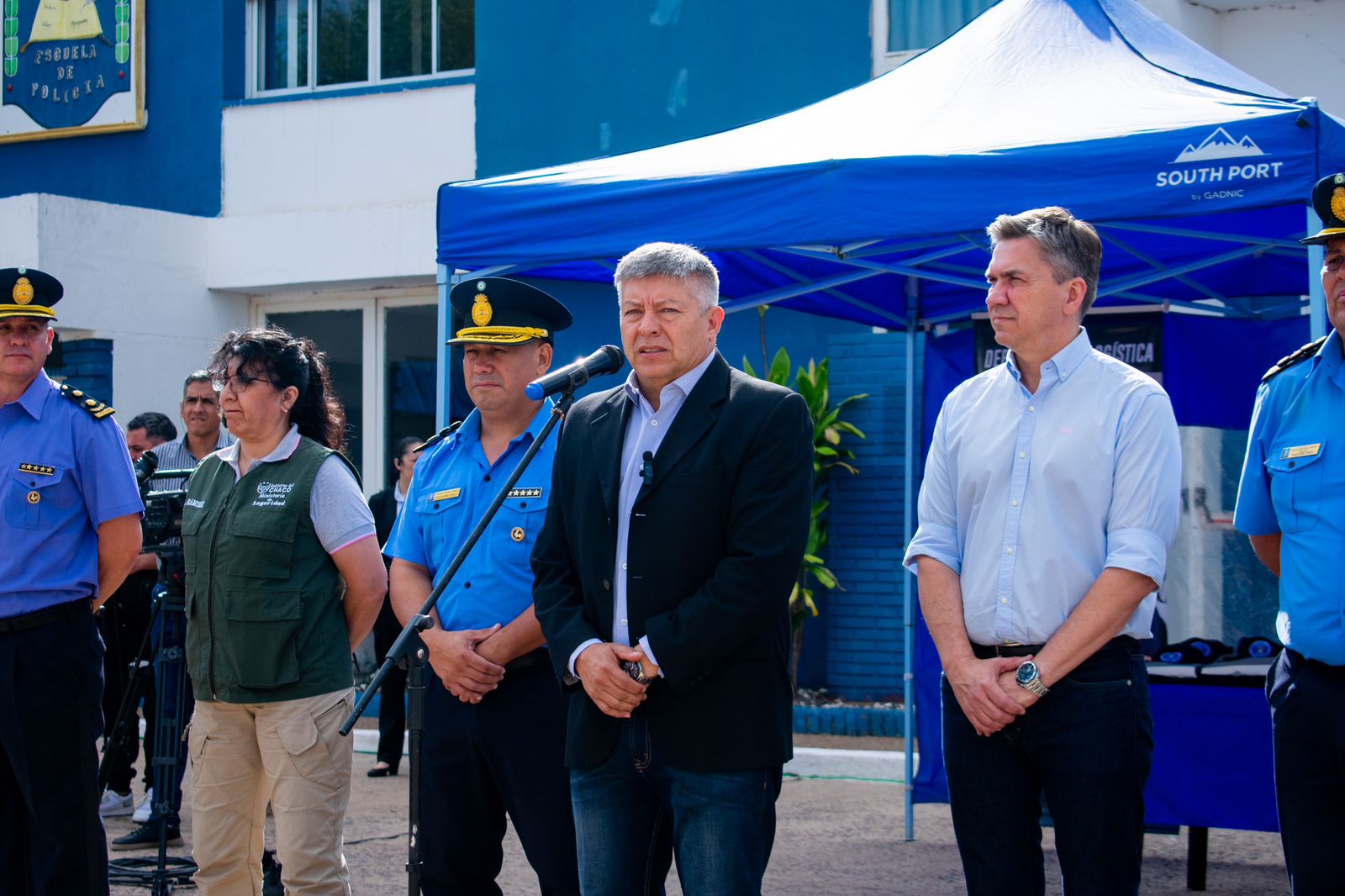 EL GOBERNADOR ZDERO ENTREGÓ UNIFORMES A ALUMNOS DE LA ESCUELA DE POLICÍA Y RATIFICÓ EL COMPROMISO CON LA SEGURIDAD PÚBLICA