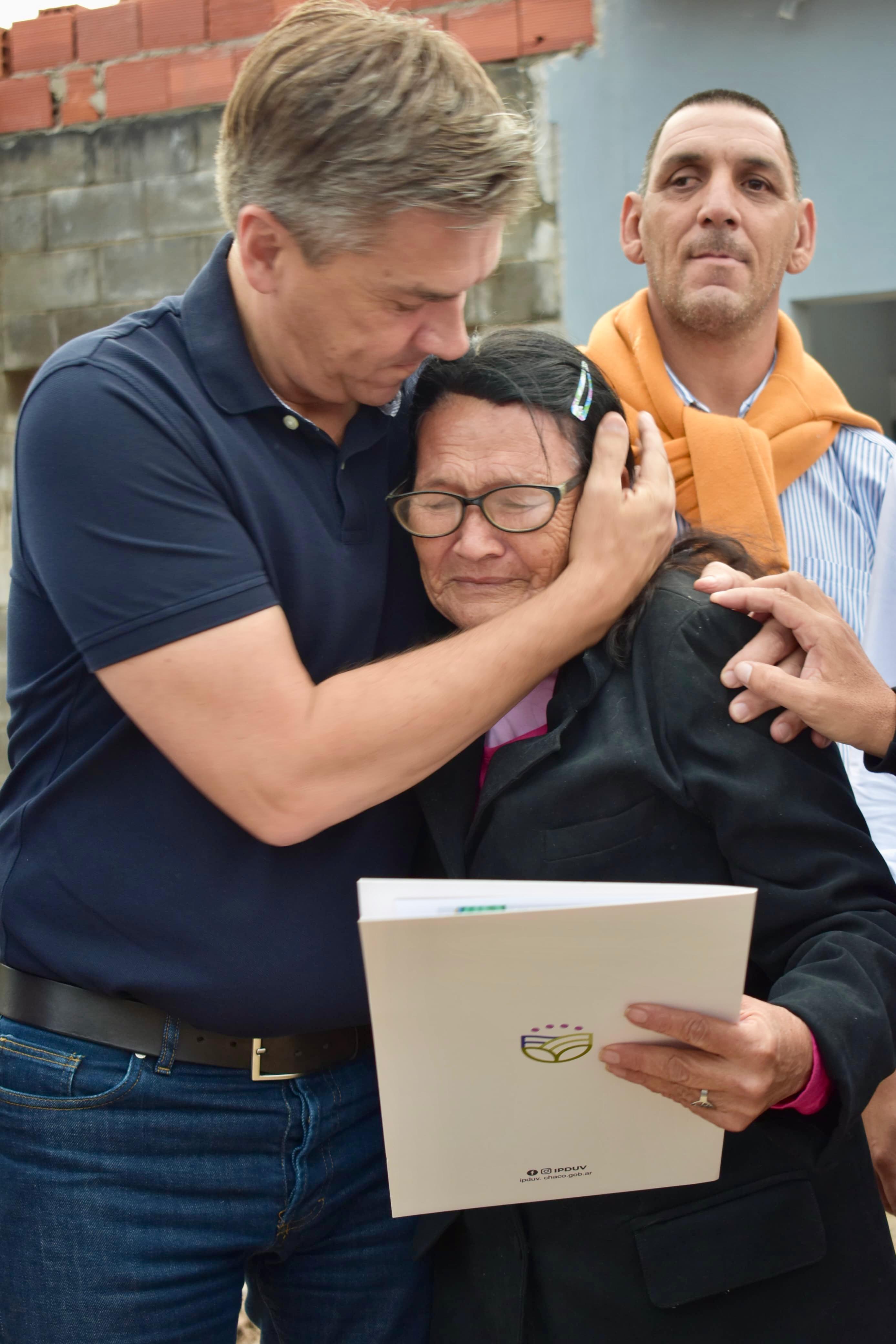 *LOS SUEÑOS SE CUMPLEN: EL GOBERNADOR ZDERO ENTREGÓ VIVIENDAS A FAMILIAS DE FONTANA*