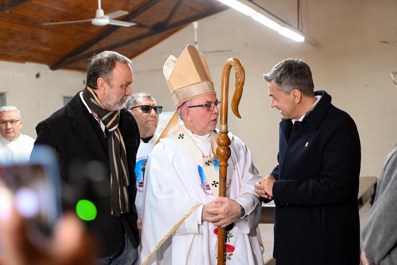 *EL GOBERNADOR ZDERO ACOMPA&Ntilde;&Oacute; LA MISA POR SANTA RITA DE CASIA EN PUERTO TIROL*
