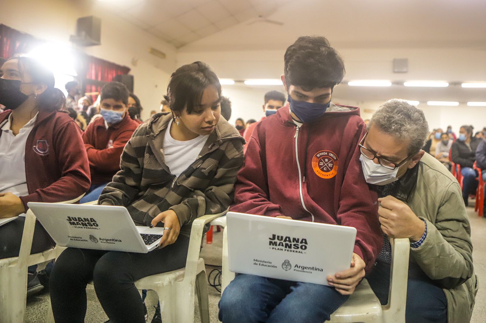 El Gobierno entregó 255 netbooks y llegará a cerca de 17 mil al finalizar junio 