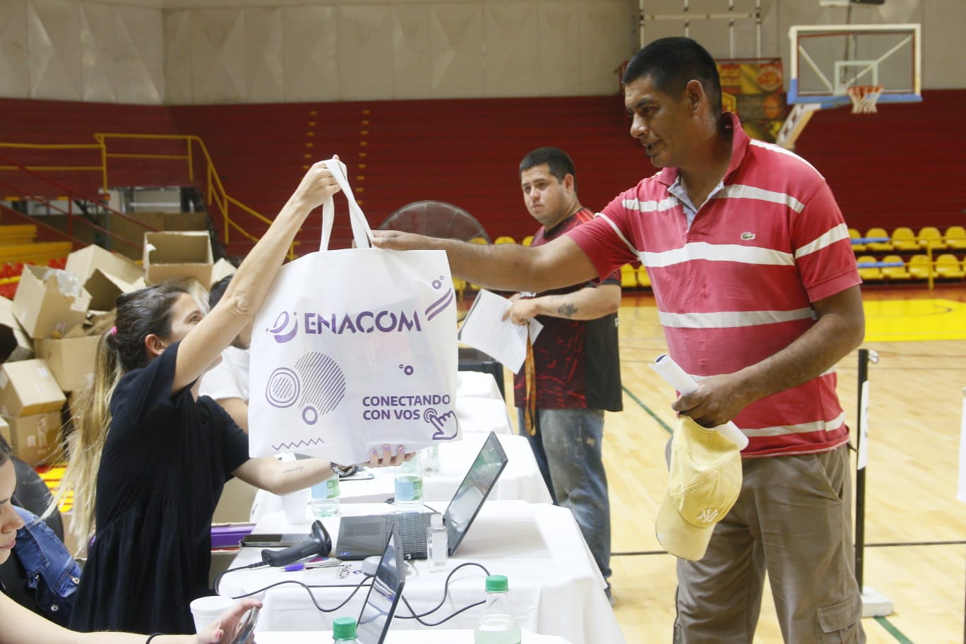 PARA REDUCIR LA BRECHA DIGITAL: EL GOBIERNO Y EL ENACOM CONCRETARON UNA NUEVA ENTREGA DE TABLETS