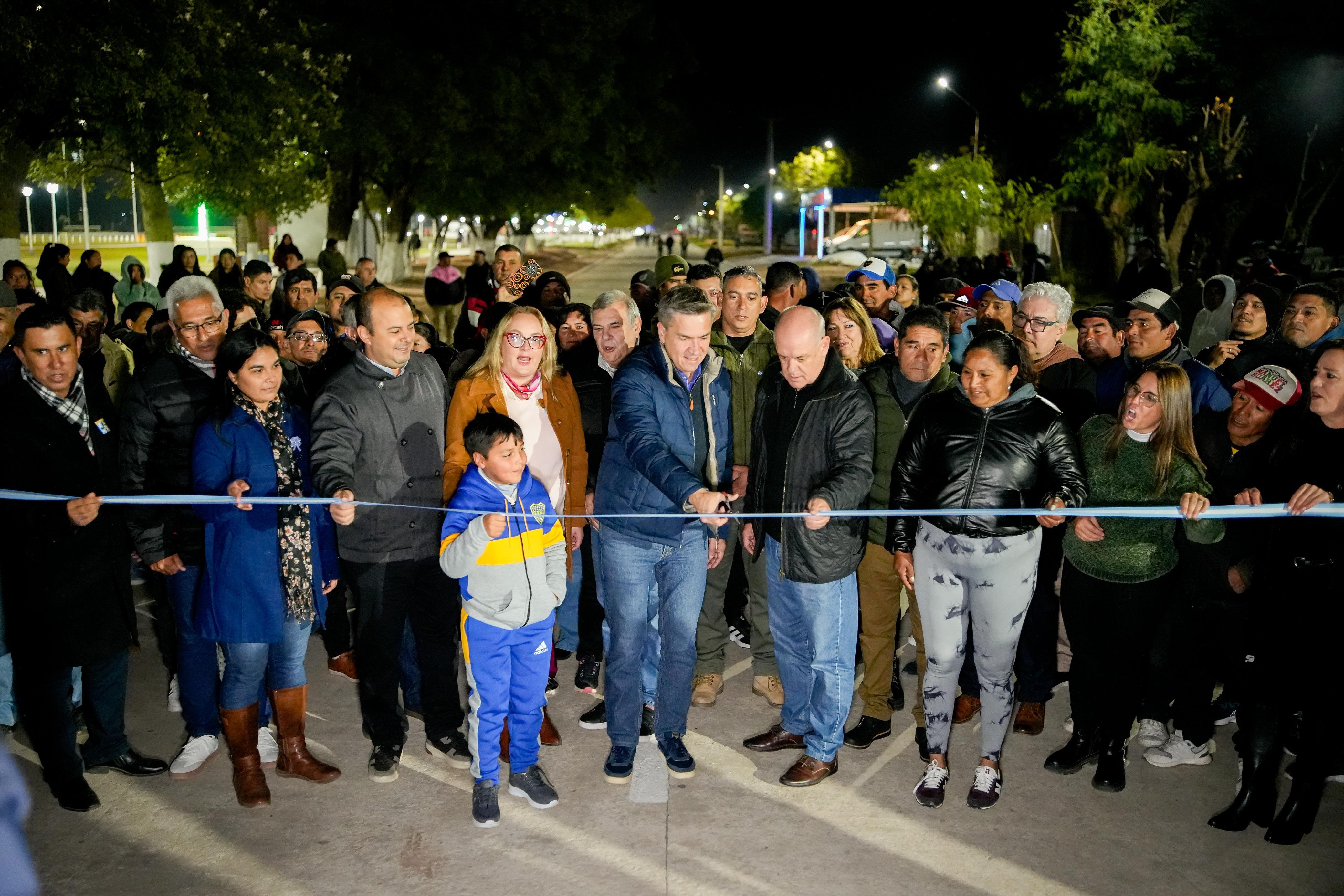 ZDERO INAUGUR&Oacute; NUEVAS CUADRAS DE PAVIMENTO URBANO EN CAMPO LARGO Y DESTAC&Oacute; EL CRECIMIENTO DE LA LOCALIDAD