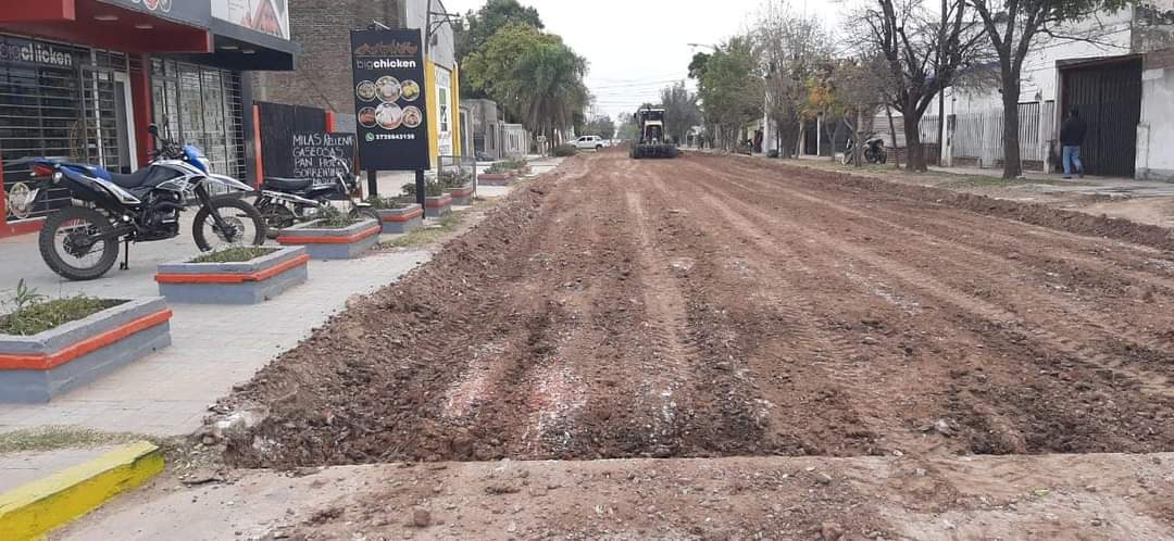 VILLA ANGELA : EL MUNICIPIO INICIÓ MOVIMIENTO DE SUELO PARA PAVIMENTO: CONTEMPLA LA EJECUCIÓN DE 12 CUADRAS 