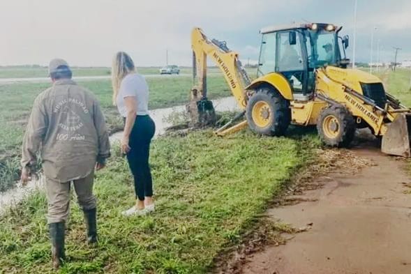 Liliana Spoljaric vocal del APA recorrió trabajos de desagües en Campo Largo y Avia Terai