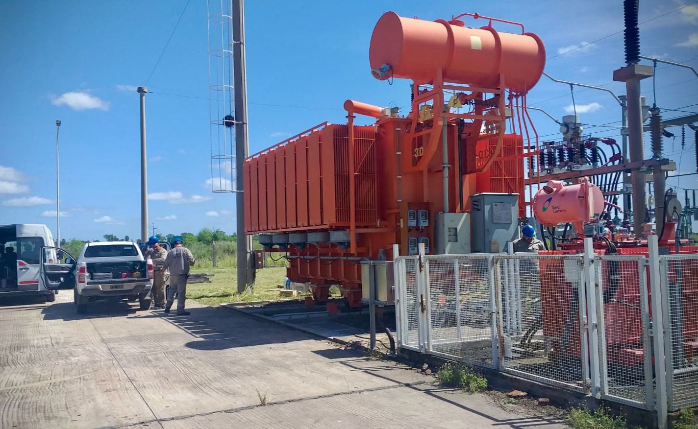 *OPERATIVO DE REEMPLAZO DE TRANSFORMADOR EN QUITILIPI: SERVICIO ELÉCTRICO GARANTIZADO*