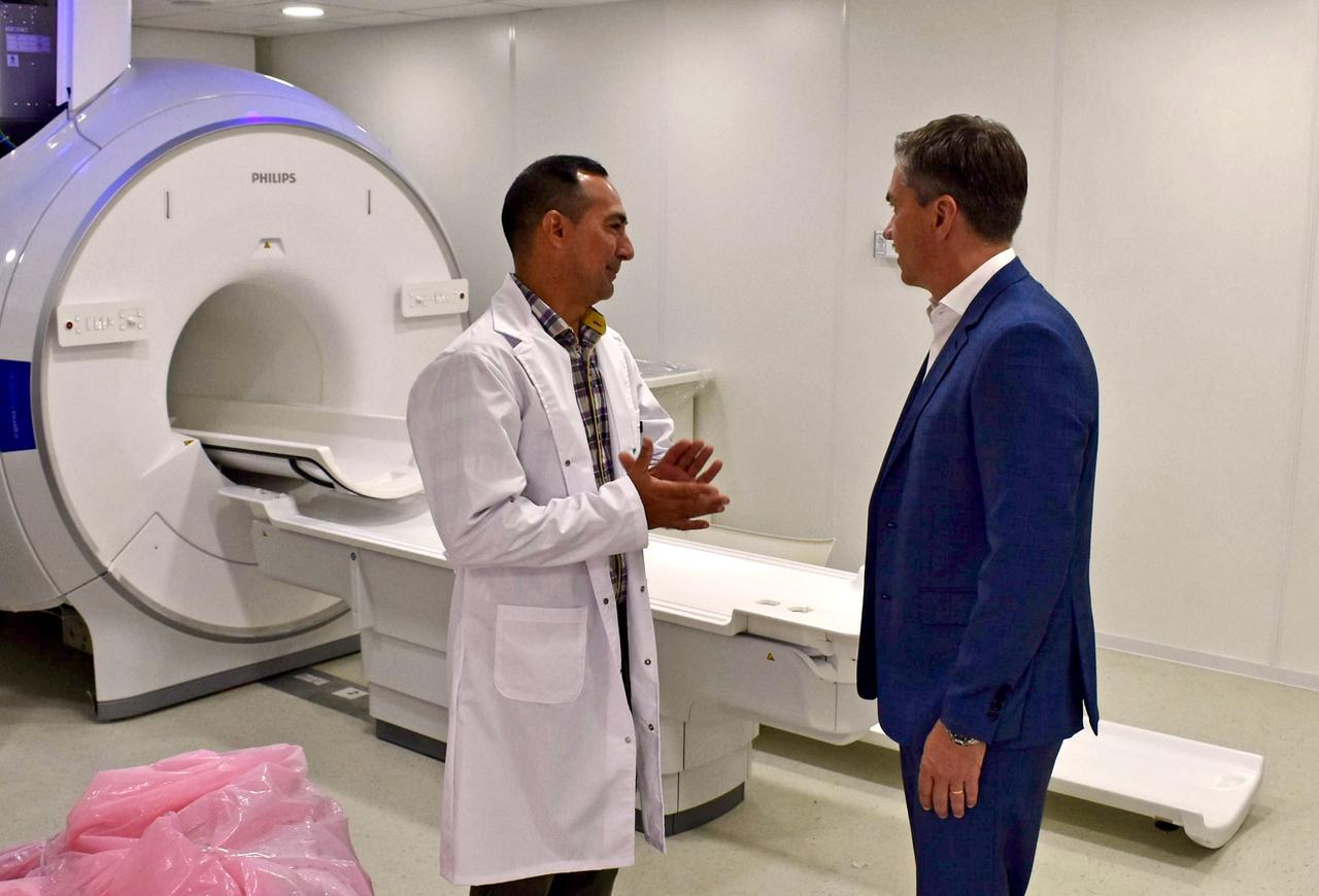 _Nuevas ambulancias para la red sanitaria provincial_  *HOSPITAL PEDIÁTRICO: EL GOBERNADOR ZDERO INAUGURÓ REFACCIONES INTEGRALES Y EL NUEVO RESONADOR MAGNÉTICO*