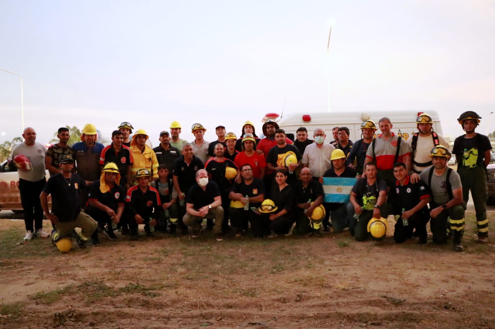 EMOTIVO RECIBIMIENTO A BOMBEROS VOLUNTARIOS CHAQUEÑOS QUE AYUDARON A SOFOCAR INCENDIOS EN CORRIENTES