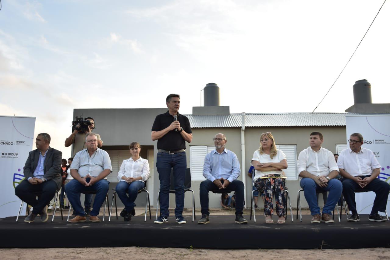 *EL GOBERNADOR ENTREGÓ 100 VIVIENDAS A FAMILIAS DE JUAN JOSÉ CASTELLI*