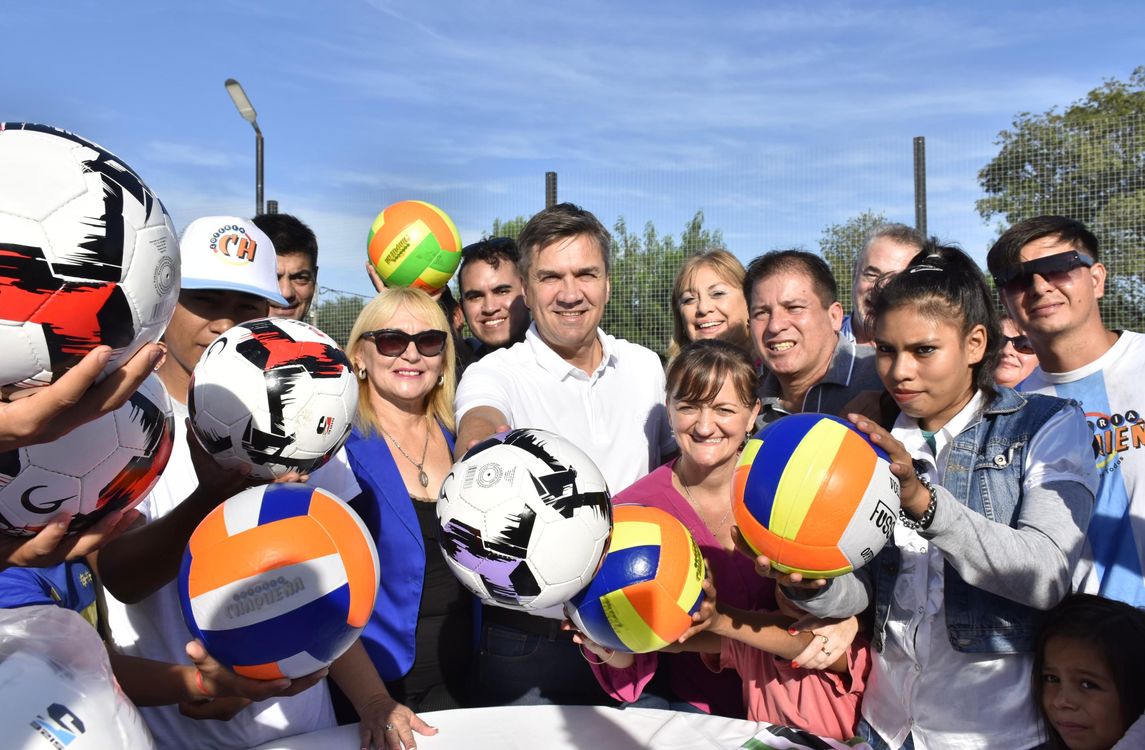 *PRESIDENCIA ROCA: EL GOBERNADOR INAUGURÓ UN PLAYÓN DEPORTIVO Y ENTREGÓ ELEMENTOS E INDUMENTARIA*