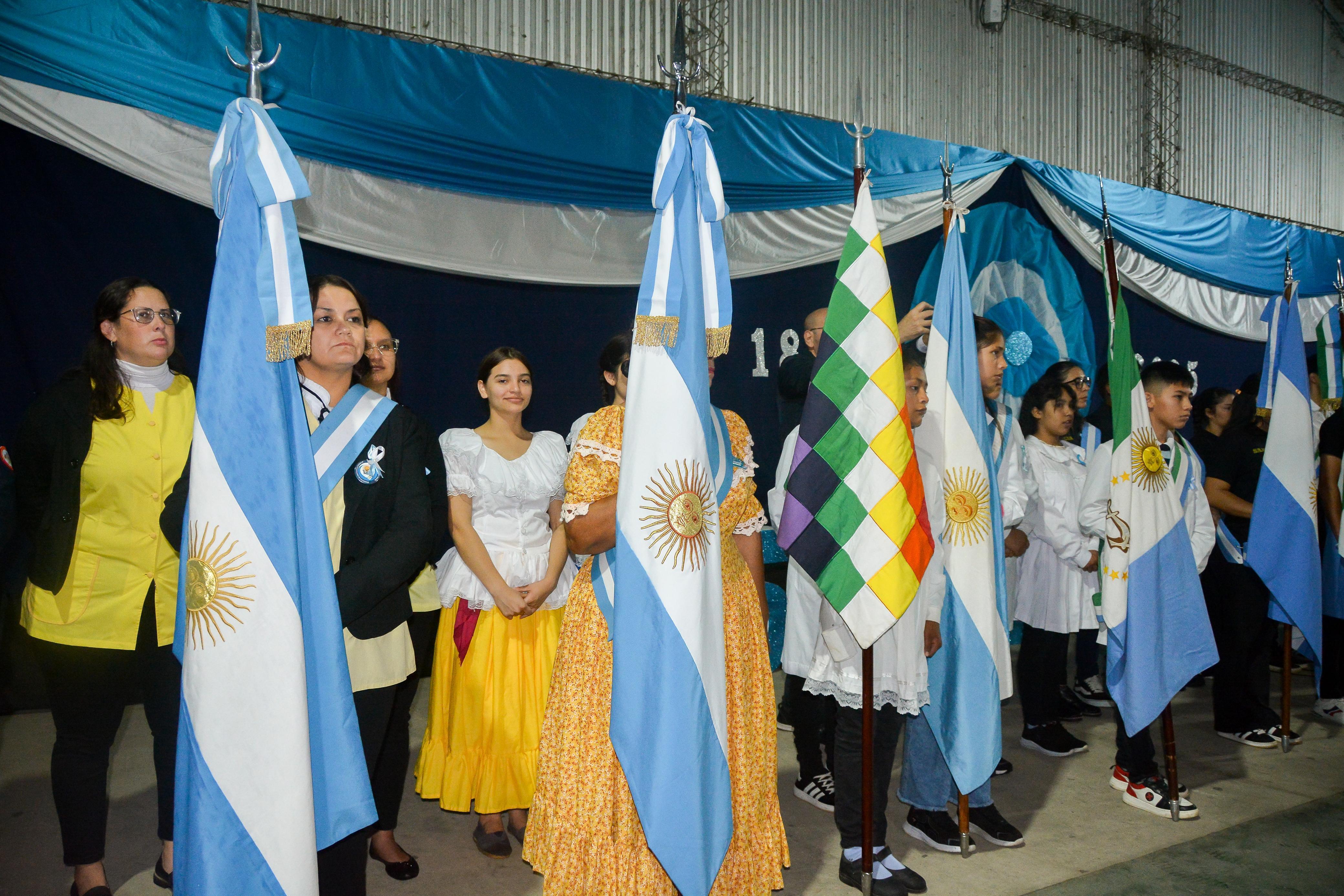 *BASAIL: EL GOBERNADOR ZDERO ENCABEZÓ EL ACTO CENTRAL POR EL 215° ANIVERSARIO DE LA REVOLUCIÓN DE MAYO*