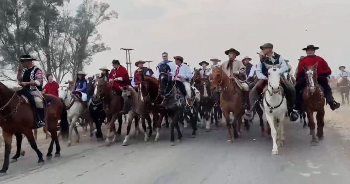 *COMENZÓ LA 27° CABALGATA DE LA FE EN QUITILIPI, FUERTE ACOMPAÑAMIENTO DEL GOBIERNO PROVINCIAL*