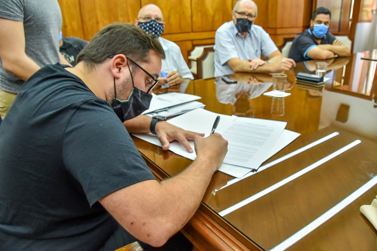 *PROGRAMA ENFOQUE: EL MINISTRO PÉREZ PONS FIRMÓ CONVENIOS CON  UNIVERSIDADES PÚBLICAS PARA OTORGAR BECAS Y PASANTÍAS A INGRESANTES Y ESTUDIANTES AVANZADOS DE CARRERAS ESTRATÉGICAS* 