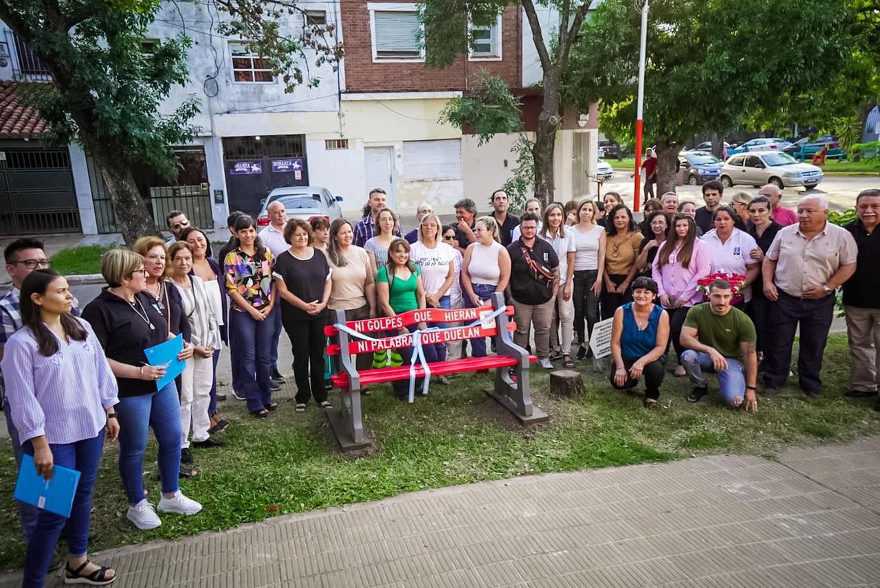 *AUTORIDADES PROVINCIALES ACOMPAÑARON LA INSTALACIÓN DE UN BANCO ROJO EN VIALIDAD NACIONAL*