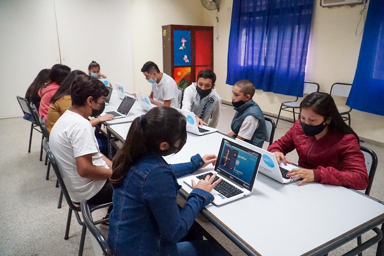 *CAPITANICH Y PERCZYK ENTREGARON 64 NETBOOKS DEL PROGRAMA CONECTAR IGUALDAD: “CONSTRUIR UNA SOCIEDAD MEJOR DEPENDE DE LA EDUCACIÓN Y ES LO QUE ESTAMOS HACIENDO”*