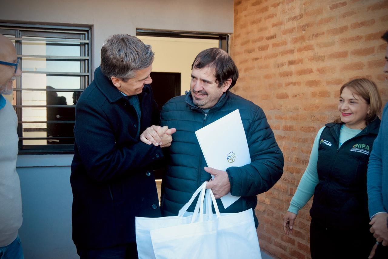 *ACCESO A LA CASA PROPIA: EL GOBERNADOR ZDERO ENTREG&Oacute; VIVIENDAS EN LA CHACRA 214 DE RESISTENCIA*