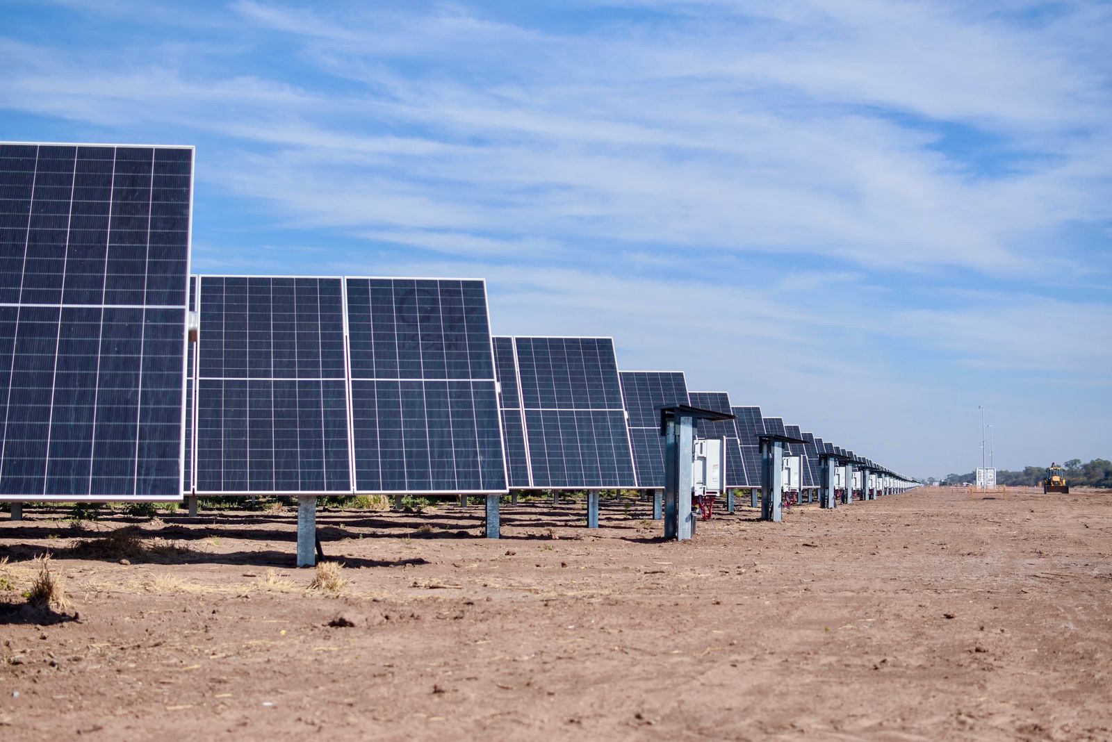 -Histórica innovación energética- *EL GOBERNADOR CONSTATÓ EL AVANCE DEL PARQUE SOLAR DE PAMPA DEL INFIERNO: SE INCORPORAN 130 MEGAVATIOS Y MÁS DE 220.300 PANELES*
