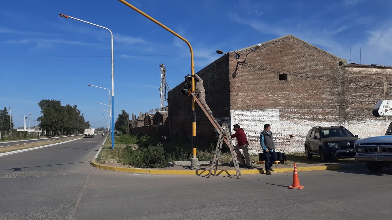 VILLA ANGELA: EL MUNICIPIO CONTINÚA CON LA REPARACIÓN DE SEMÁFOROS