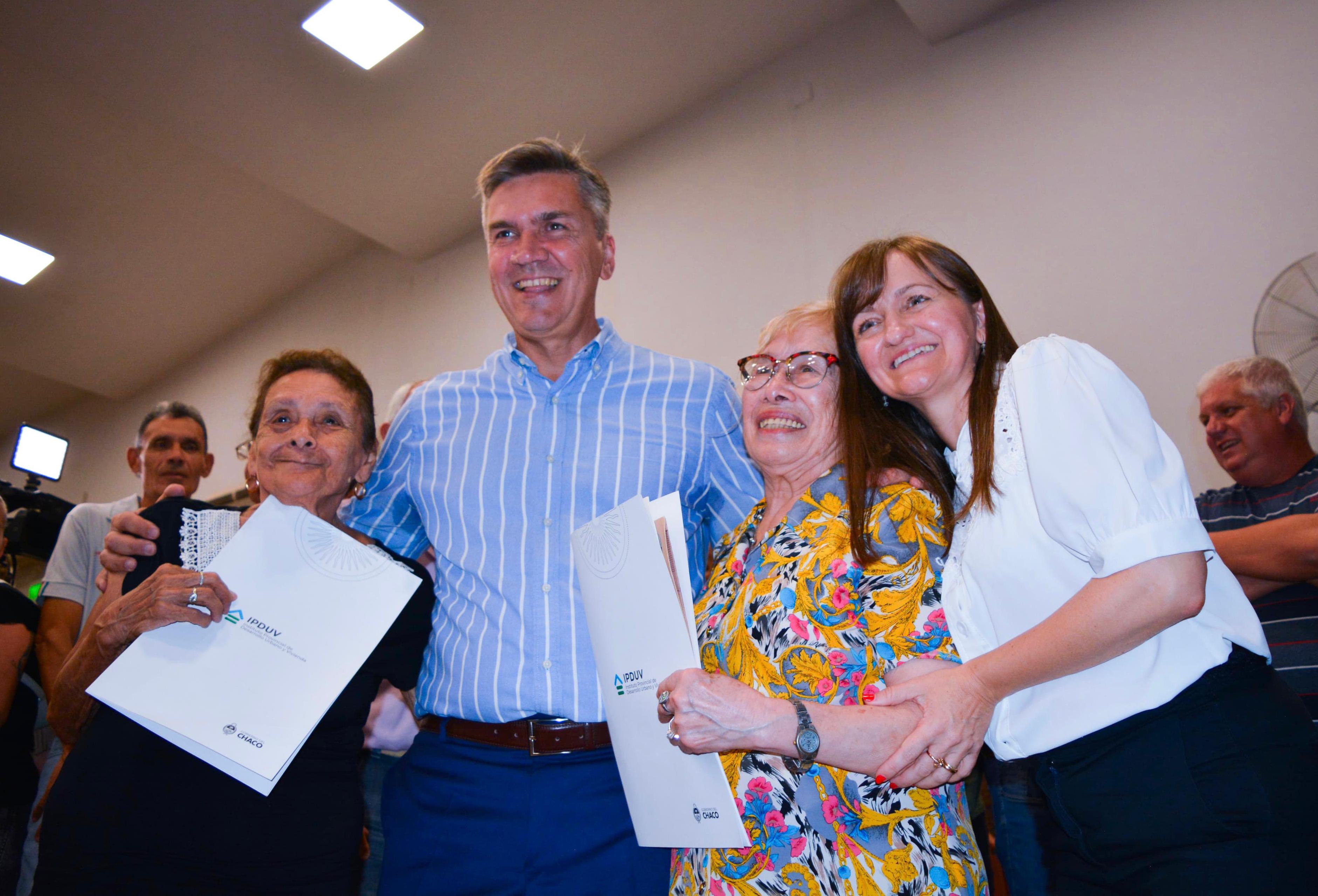*EL GOBERNADOR ZDERO ENTREGÓ 50 TÍTULOS DE PROPIEDAD A FAMILIAS DE GENERAL SAN MARTÍN*