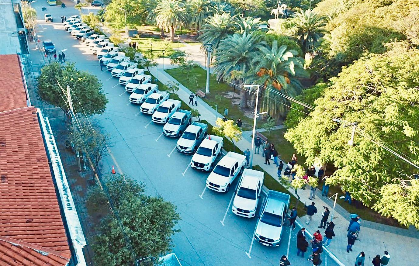 EL GOBERNADOR ZDERO PRESENTÓ CAMIONETAS CON CONECTIVIDAD SATELITAL PARA LA FISCALIZACIÓN DE BOSQUES Y MONTES CHAQUEÑOS