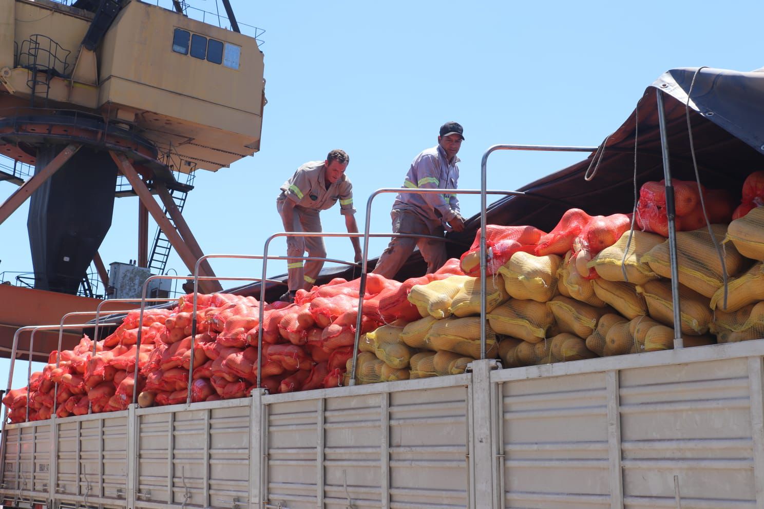 *HIST&Oacute;RICO: EL PUERTO DE BARRANQUERAS ENV&Iacute;A A URUGUAY SU PRIMERA CARGA DE ZAPALLO CHAQUE&Ntilde;O*