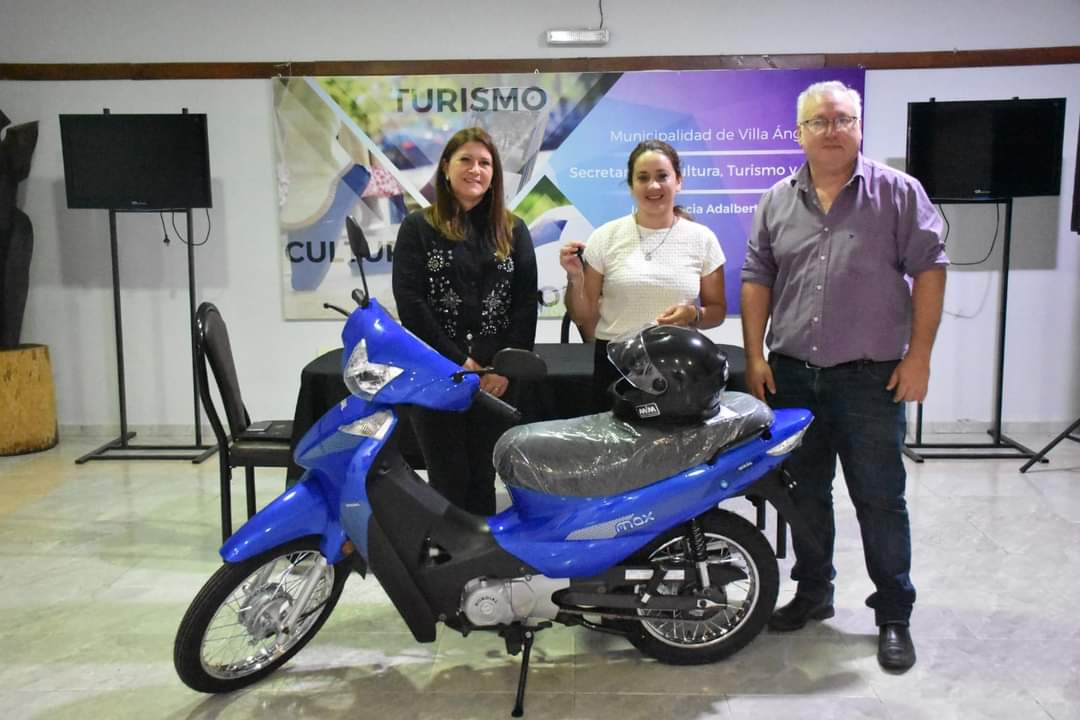 EL MUNICIPIO DE VILLA ÁNGELA ENTREGA UNA MOTOCICLETA A EMPLEADA MUNICIPAL GANADORA DEL SORTEO POR EL DÍA DEL EMPLEADO MUNICIPAL
