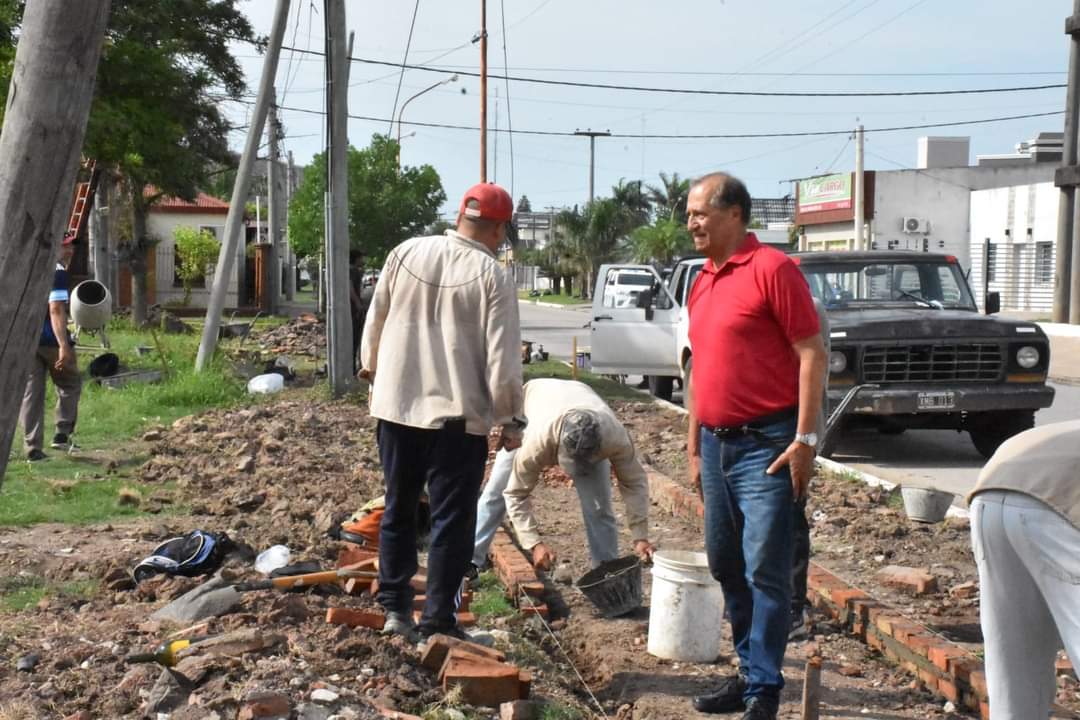 LA MUNICIPALIDAD DE VILLA ÁNGELA AVANZA EN LA RENOVACIÓN DE LA PLAZA CÁMARA DE COMERCIO