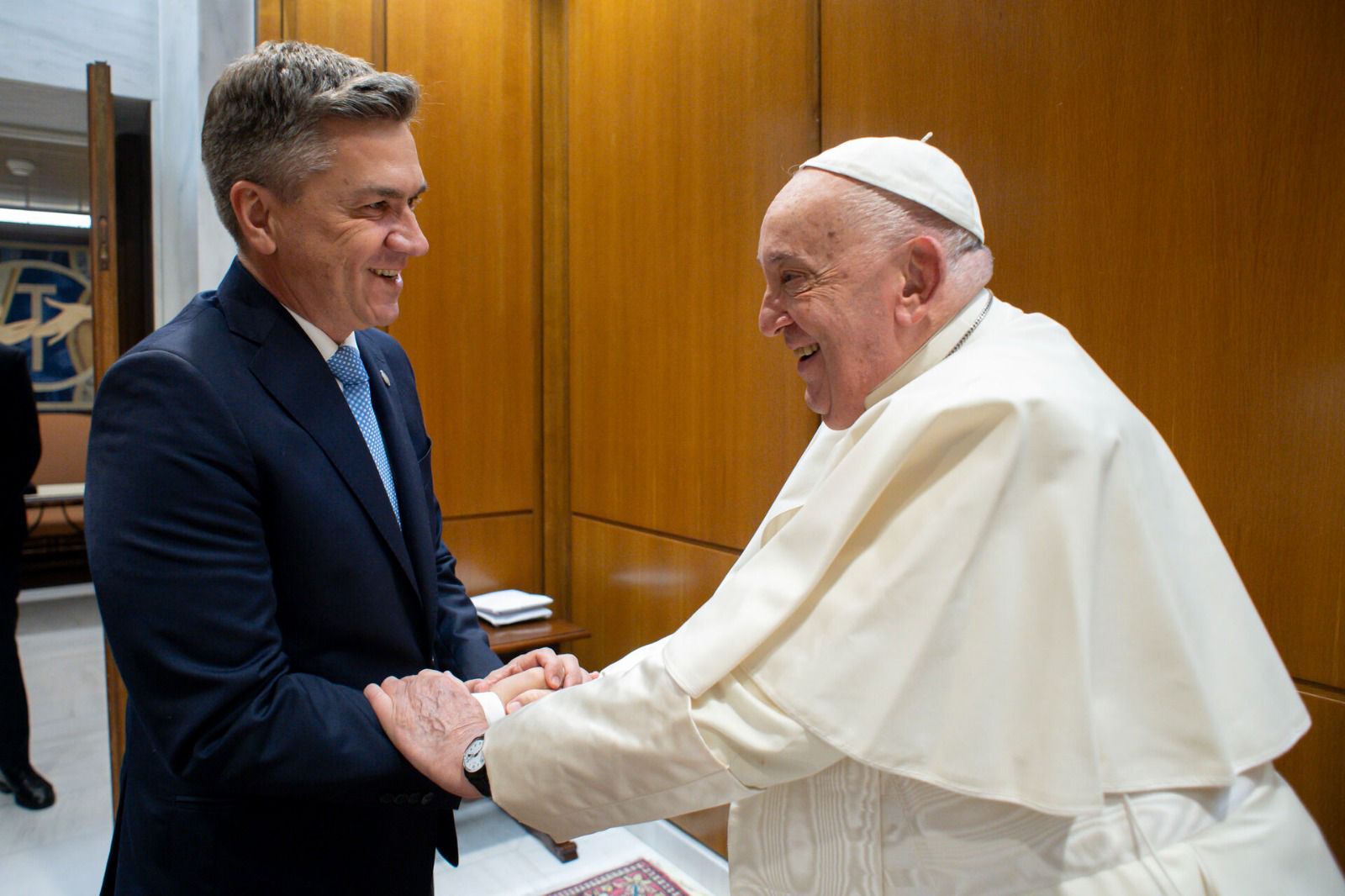 ENCUENTRO DEL GOBERNADOR ZDERO CON EL PAPA FRANCISCO: “EL SANTO PADRE ENVIÓ BENDICIONES PARA TODOS LOS CHAQUEÑOS”
